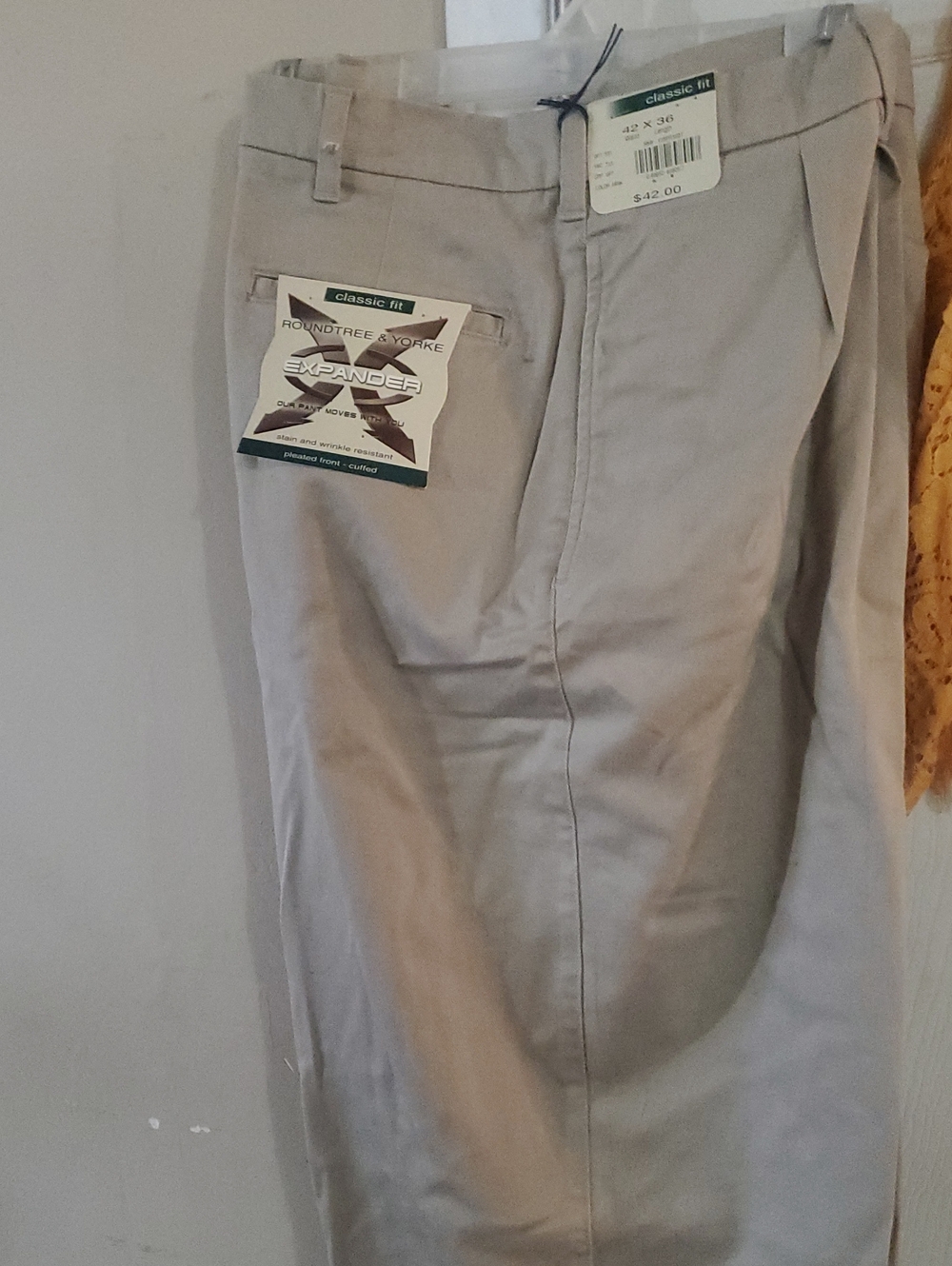Roundtree & Yorke Men’s Classic Fit Chinos - Light Tan